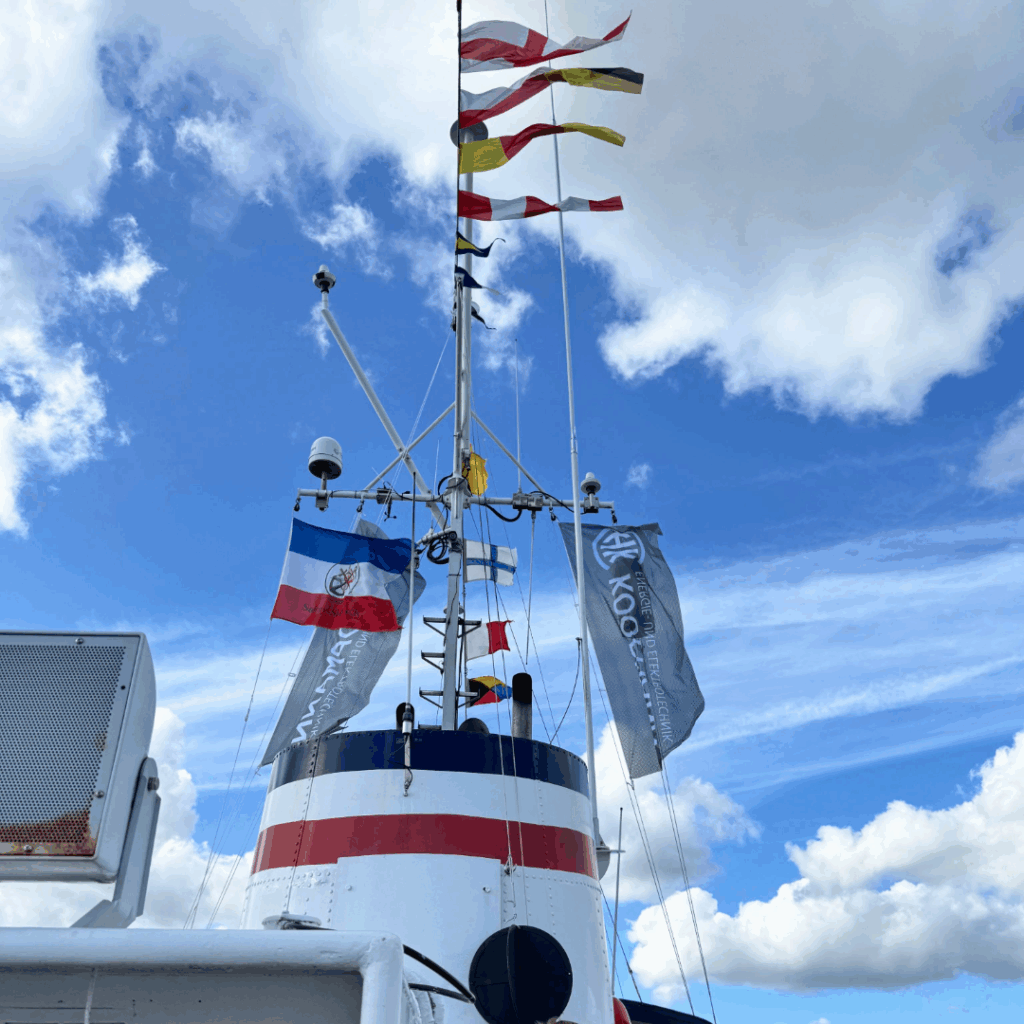 Am Mast von einem Schiff hängt die Koopmann Fahne